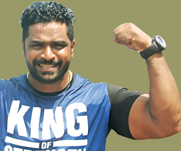 ඇණ තුඩු පුවරුවක් මත සැතපී කොන්කී‍්‍රට් කැට 35  ක් කඩා වරායේ ජනක නව ලෝක වාර්තාවක් පිහිටුවයි