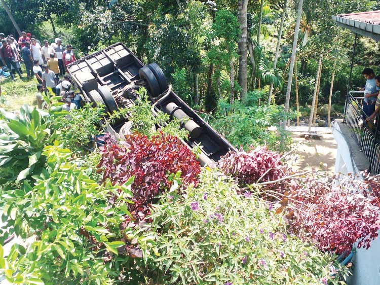 අධික වේගයෙන් පැමිණි මගී බස් රියක් දෙමෝදර පෙරළෙයි 17කට තුවාල