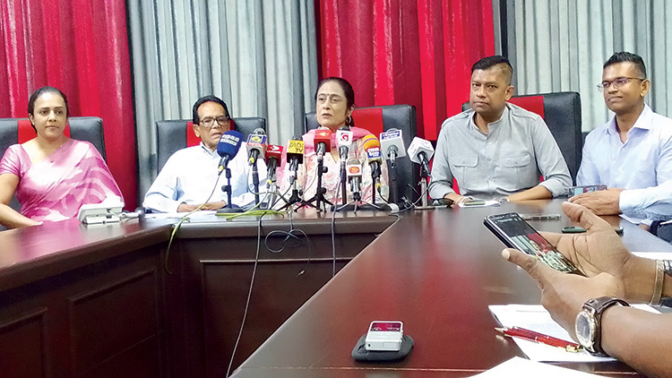 සීගිරි ගලෙන්ම ගොඩ ගත හැකි රටක් මේක !