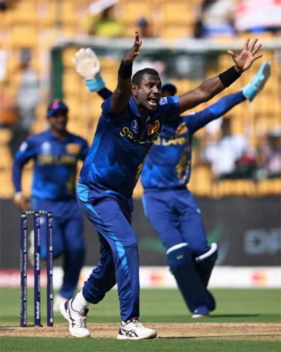 බෙංගලූරු පිටියේ දී ශූරයන් දමනය කෙරෙති