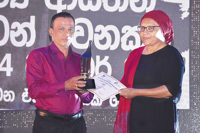 ජනමාධ්‍ය සම්මාන උළෙලේ දී දිවයින ඉරිදා සංග්‍රහයට සම්මාන හතරක්