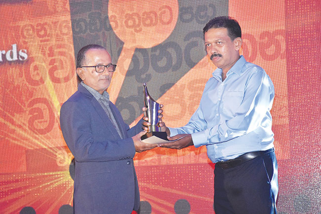 ජනමාධ්‍ය සම්මාන උළෙලේ දී දිවයින ඉරිදා සංග්‍රහයට සම්මාන හතරක්