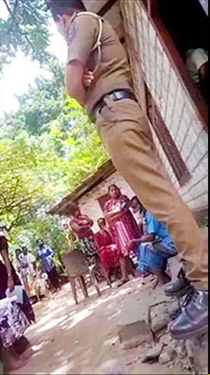ආණ්ඩුවේ විකුණන තදියම නිසා පාරට ඇද දැමූ මාවත්තේ මිනිස්සු