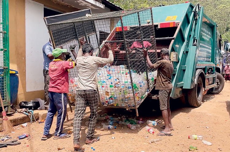 කාලය මාස තුනයි: සිරිපා මළුවට යන අය ප්ලාස්ටික් ටොන් 3ක් මග දිගට වීසි කරලා