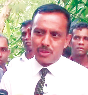 කෙසෙල් සැකසුම් මධ්‍යස්ථානයට අක්කරයක් නුදුන්නැයි යකා නැටූ පොහොට්ටු මන්ත්‍රී ඇතුළු 3ක් අත්අඩංගුවට