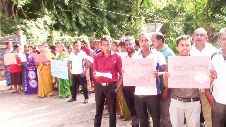 කෙසෙල් සැකසුම් මධ්‍යස්ථානයට අක්කරයක් නුදුන්නැයි යකා නැටූ පොහොට්ටු මන්ත්‍රී ඇතුළු 3ක් අත්අඩංගුවට