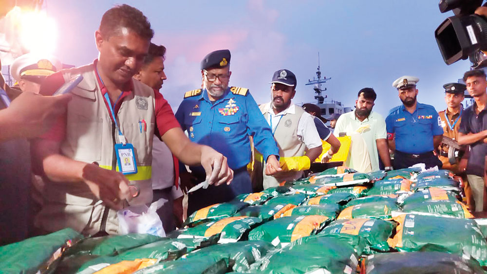 පාතාලයෝ ඔක්කොම හිරේ…ඒත්…නැව් පිටින් ලංකාවට එන කුඩු…