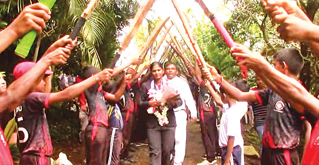 කඩුලු රකින ක්‍රීඩිකා අනුෂ්කා සංජීවනීට විදුහල් මවගෙන් හරසර