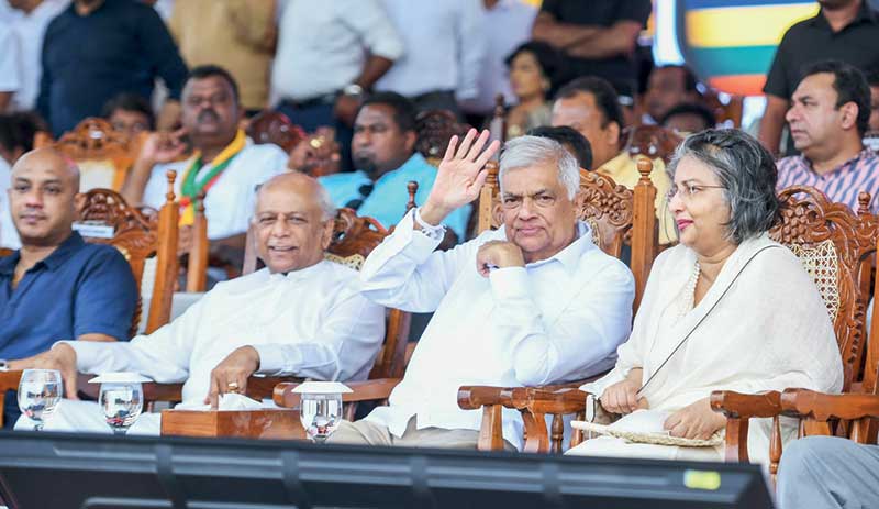 ජනතාව දුක්විඳින කාලයේ සජිත් සහ අනුර හිටියේ කොහේද?