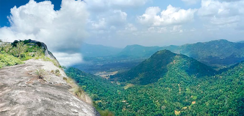 මහතලාව-ඇතුගල්පුර සෙංකඩගල එකමිටට පෙණෙන මාතලේ බ්‍රැන්ඩිගල