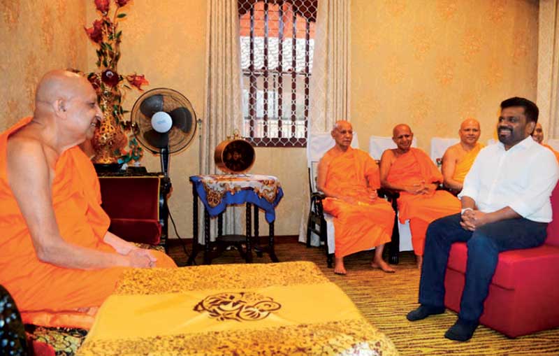 ජනපති ශ්‍රී දළදා සමිඳුන් වැඳ පුදාගෙන මහනාහිමිවරු බැහැදකී