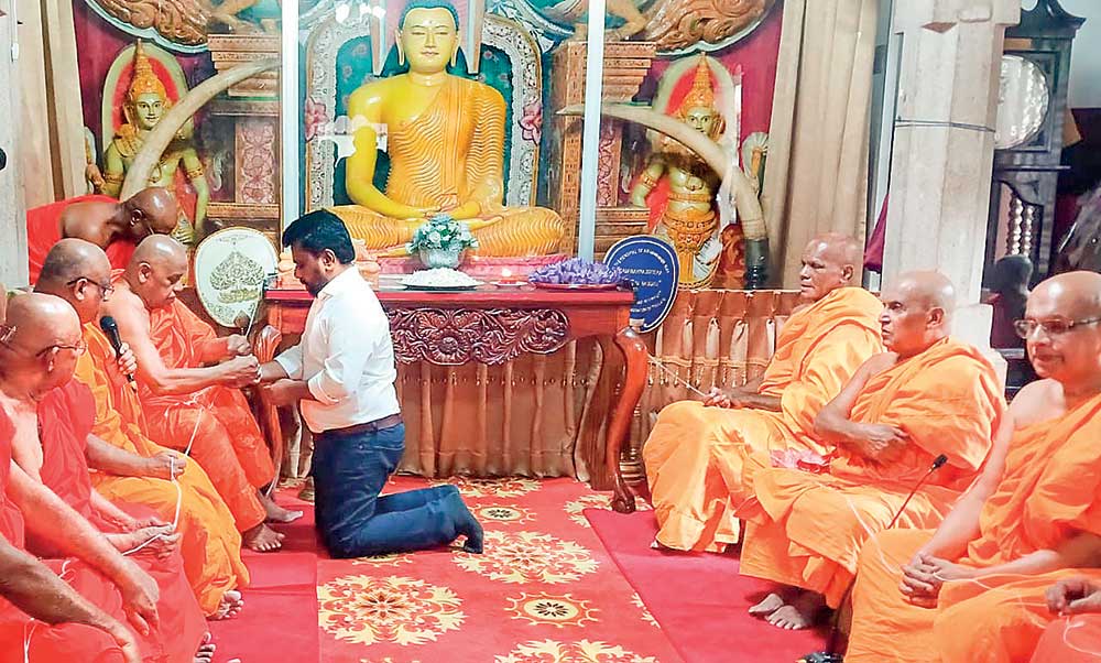 ජනපති ශ්‍රී දළදා සමිඳුන් වැඳ පුදාගෙන මහනාහිමිවරු බැහැදකී