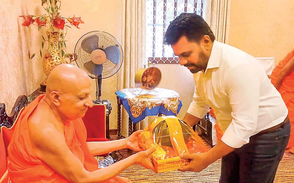 ජනපති ශ්‍රී දළදා සමිඳුන් වැඳ පුදාගෙන මහනාහිමිවරු බැහැදකී