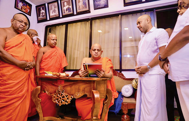‘පුළුවන් ශ්‍රී ලංකා’ ප්‍රතිපත්ති ප්‍රකාශය අටමස්ථානාධිපති හිමියන්ට පිරිනැමුණු දා