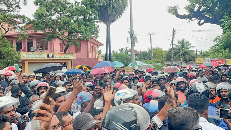 මරණ පරීක්ෂණය මන්නාරමදී කරනවාට විරුද්ධ උද්ඝෝෂණය හේතුවෙන් පරීක්ෂණය යාපනය රෝහලට