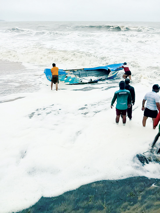 ෆෙන්ගල් සුළිකුණාටුවෙන් ආරුගම්බේ ධීවරයො හාන්සියි