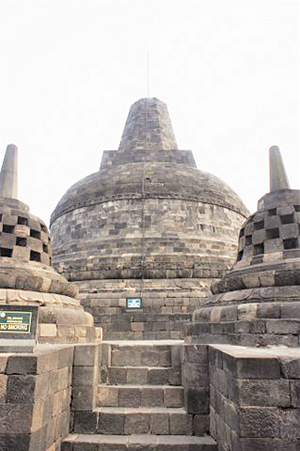 ලොව විශාලතම බෞද්ධ සිද්ධස්ථානය ඉන්දුනීසියාවේ බොරෝබුදුර් විහාරයේ යටගියාව