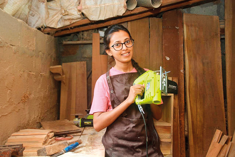 අඩු නැතිව වඩු වැඩ කරන සුමුදු දෑතක හිමිකාරී
