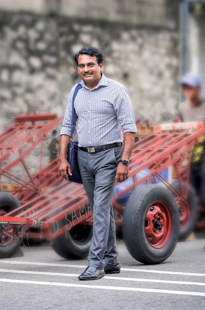 ගැහැනියත් පිරිමියත් සමාජයේ ආකල්ප එක්ක ගැටෙනවා - ප්‍රියන්ත සිරිකුමාර