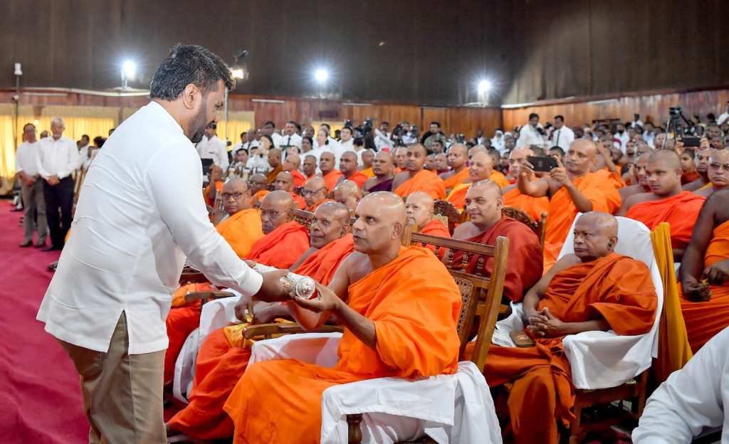 රාජ්‍ය වෙසක් මහෝත්සවය ඇරඹේ 