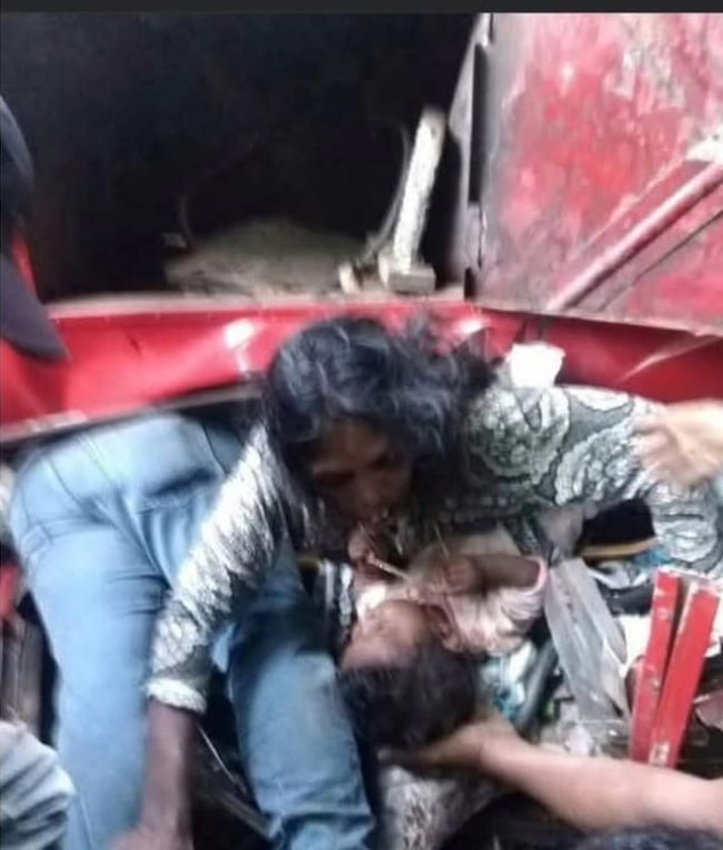 ගැරඩිඇල්ල අනතුරේ දිරිය මව සමු අරන් 