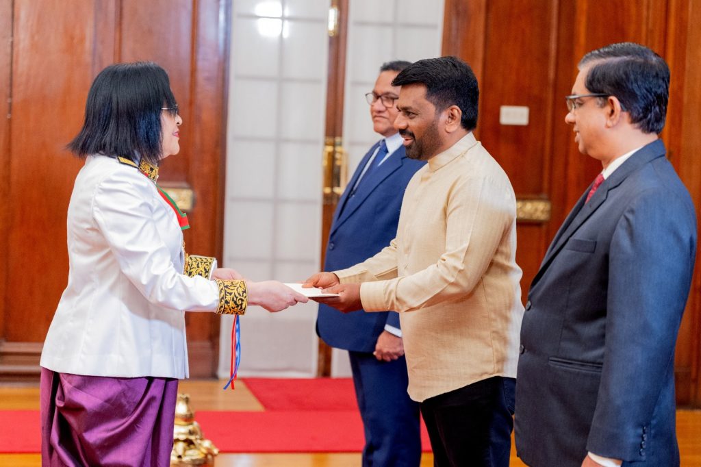 නව තානාපතිවරු හත් දෙනෙක්  අක්තපත්‍ර භාර දෙති