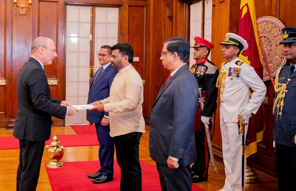 නව තානාපතිවරු හත් දෙනෙක්  අක්තපත්‍ර භාර දෙති