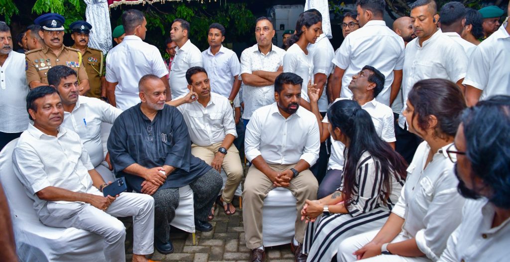 ජනපති  හෙළ නිළි රැජිණගේ  දේහයට අවසන් ගෞරව දක්වයි