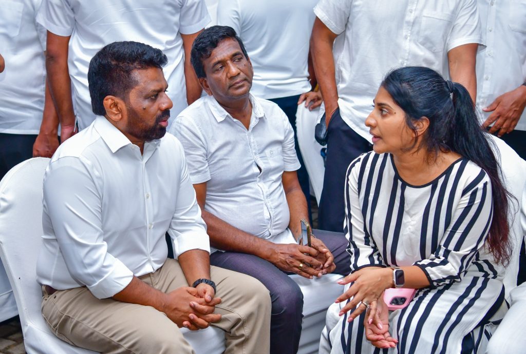 ජනපති  හෙළ නිළි රැජිණගේ  දේහයට අවසන් ගෞරව දක්වයි