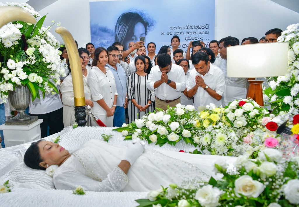 ජනපති  හෙළ නිළි රැජිණගේ  දේහයට අවසන් ගෞරව දක්වයි