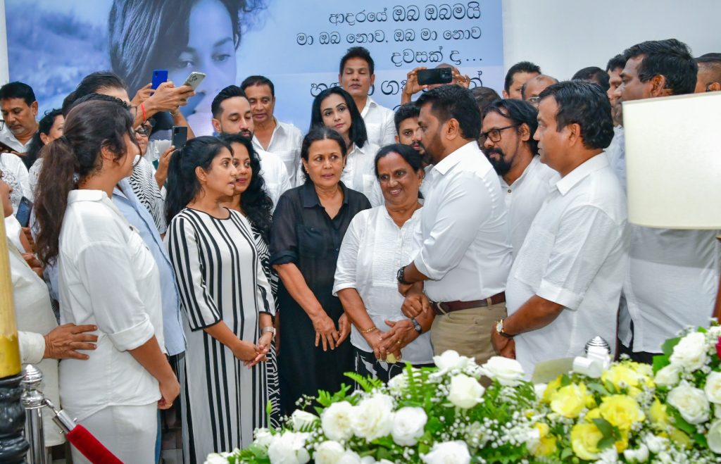 ජනපති  හෙළ නිළි රැජිණගේ  දේහයට අවසන් ගෞරව දක්වයි