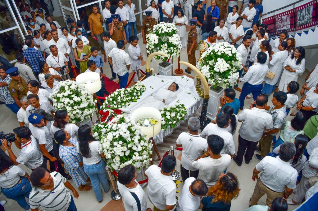 ජනපති  හෙළ නිළි රැජිණගේ  දේහයට අවසන් ගෞරව දක්වයි