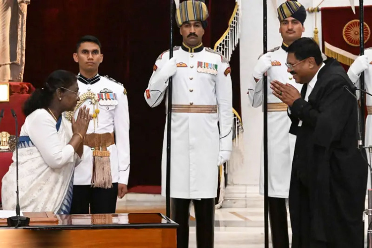 ඉන්දියාවේ පළමු බෞද්ධ අගවිනිසුරුවරයා භූෂන් රාමක්‍රිෂ්ණ ගවයි