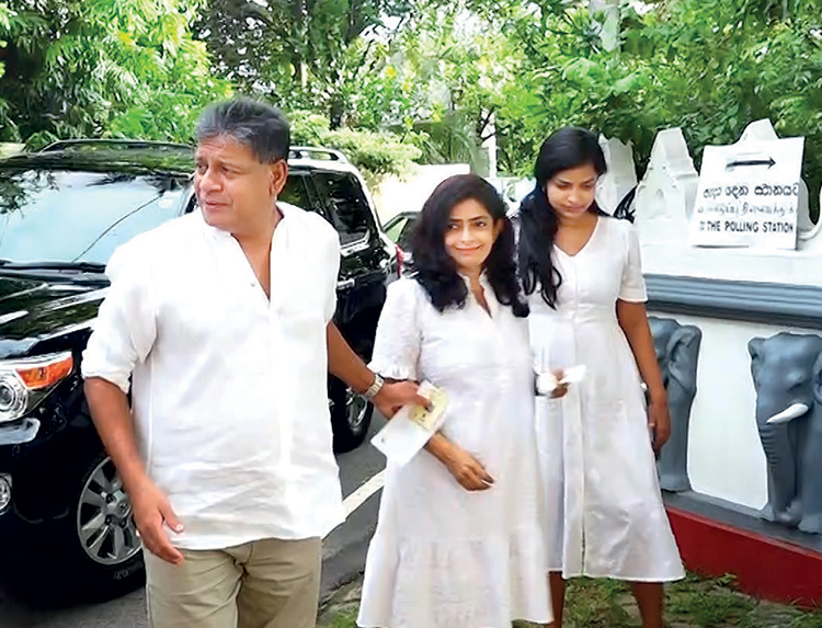 මාලිමාව ඉදිරියෙන්