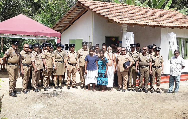 ආදිවාසී නායකතුමාගේ මඟ පෙන්වීමෙන් සැමියා අහිමි වූ දඹානේ දරු පවුලකට මහියංගණ පොලිසියෙන් නව නිවසක්