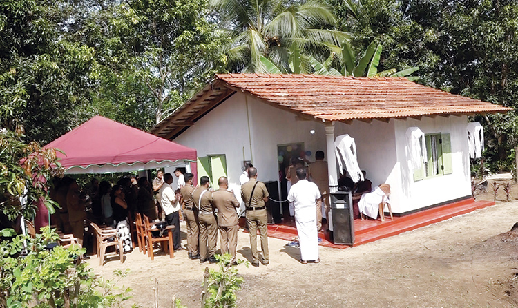 ආදිවාසී නායකතුමාගේ මඟ පෙන්වීමෙන් සැමියා අහිමි වූ දඹානේ දරු පවුලකට මහියංගණ පොලිසියෙන් නව නිවසක්