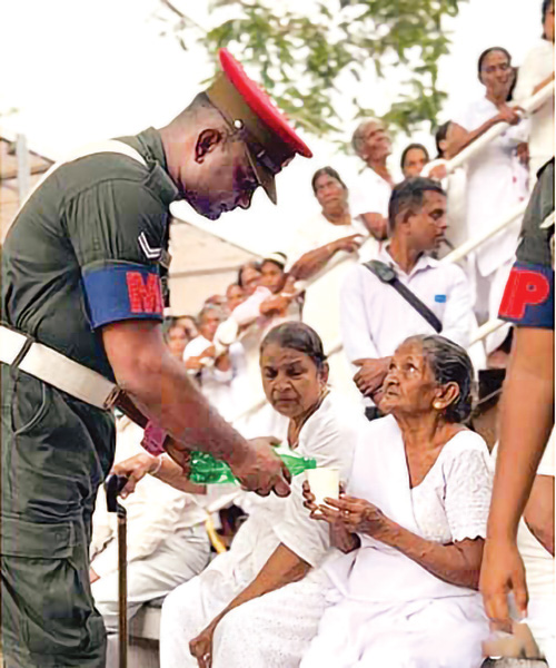 සිරි දළදා වන්දනාවේදී යුද්ධ හමුදාව දෙවුරට ගත් මහ මෙරක් වන් මහා වගකීම