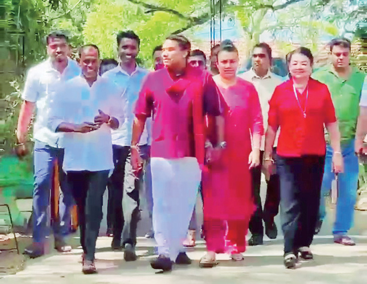 මාලිමාව ඉදිරියෙන්