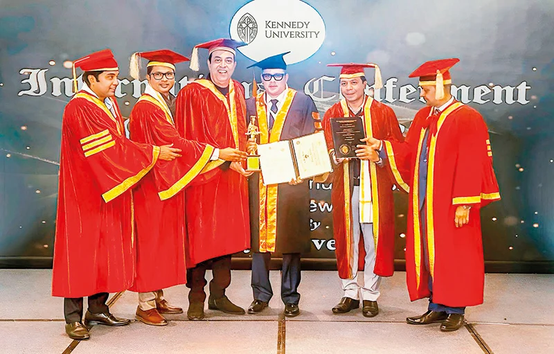 රන් දහසක්…පදක්කම් 3600ක් දිනා ගිනස් පොතේ දොරකඩ සිටින ඡායාරූපකරණයේ මහැදුරා