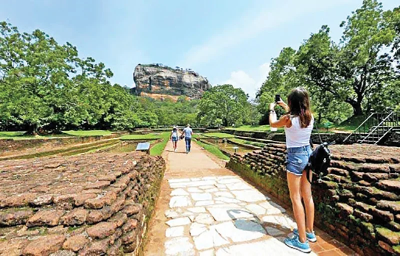 සංචාරයට හොඳම රටක් 'ටුවරිසම්' ප්‍රශ්න ගොඩක්!