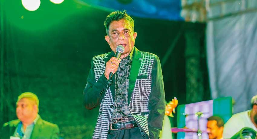 හඬවලා හිතක් හඬවලා ඔබ ඉඳී අදත් හිනැහිලා