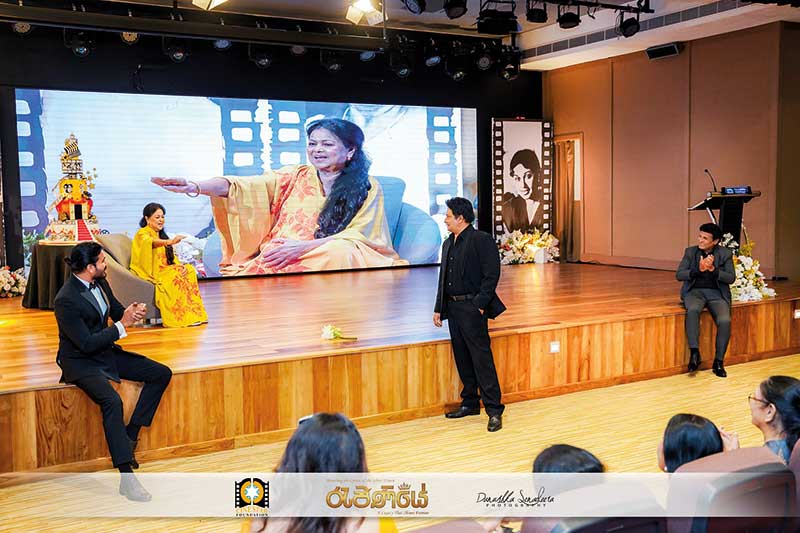 ඔයගොල්ලෝ හැමෝටම මම ආදරෙයි…