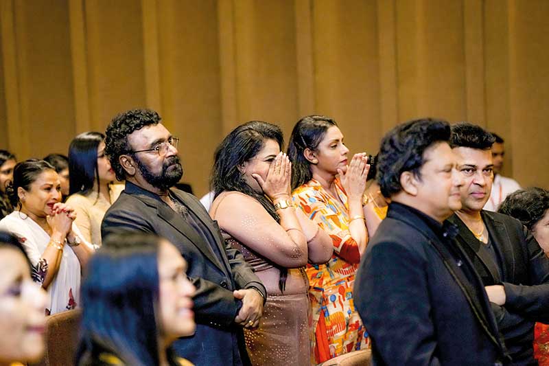ඔයගොල්ලෝ හැමෝටම මම ආදරෙයි…