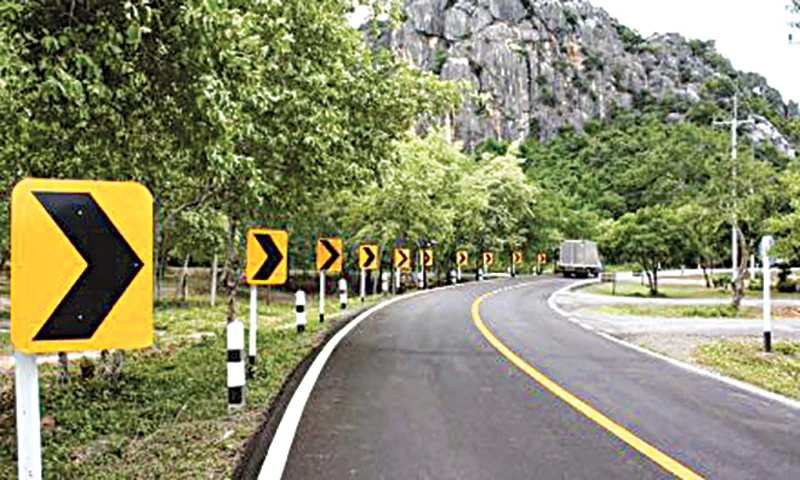 රිය අනතුරුවලින් දවසකට 8ක් මියයන රටේ ජීවත් වෙන්න කැමති අයගේ දැනගැනීම පිණිසයි